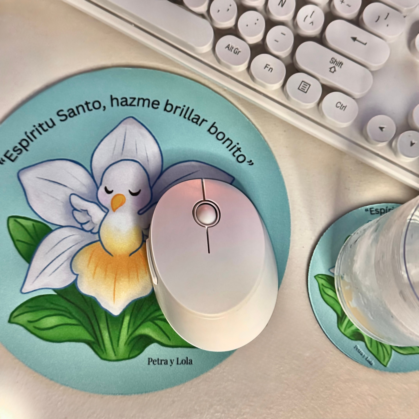 Mousepad Flor del Espíritu Santo – Flor Nacional de Panamá | Diseño Kawaii